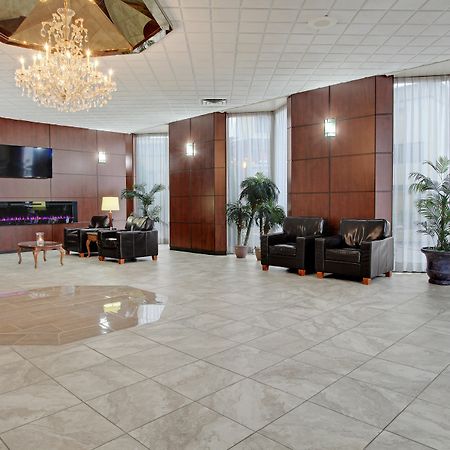 Travelodge By Wyndham Lloydminster Bagian luar foto