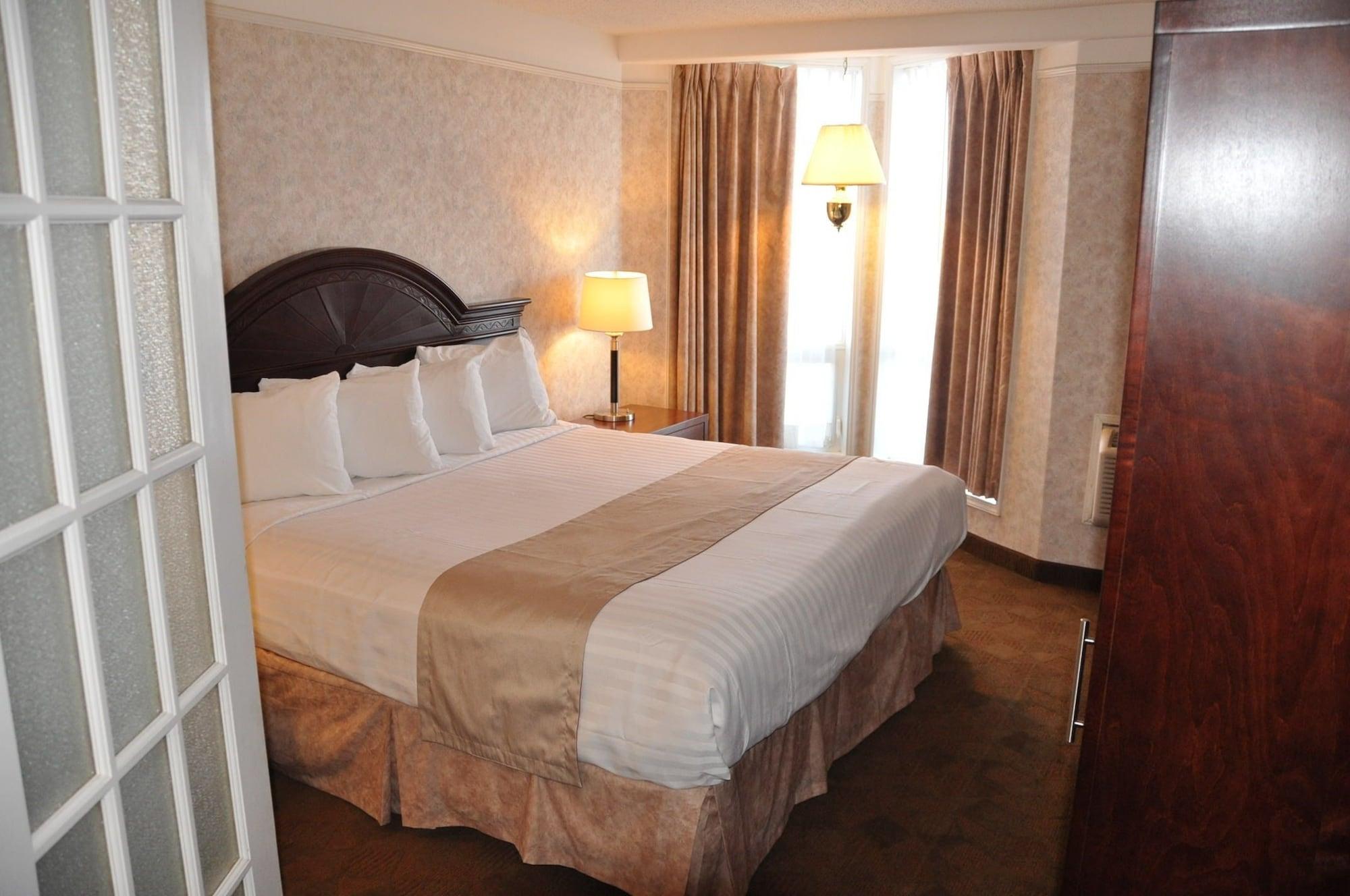 Travelodge By Wyndham Lloydminster Bagian luar foto
