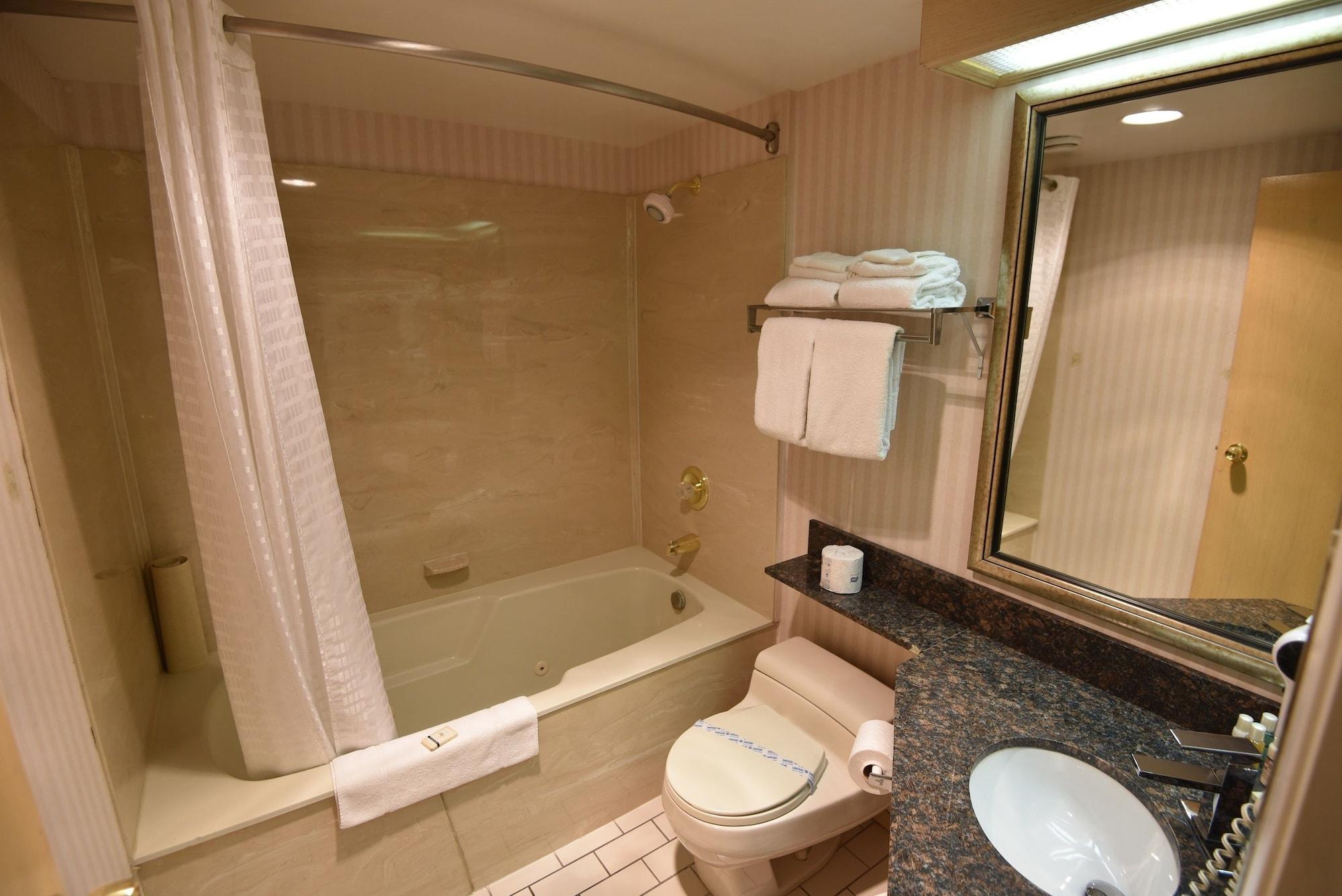 Travelodge By Wyndham Lloydminster Bagian luar foto