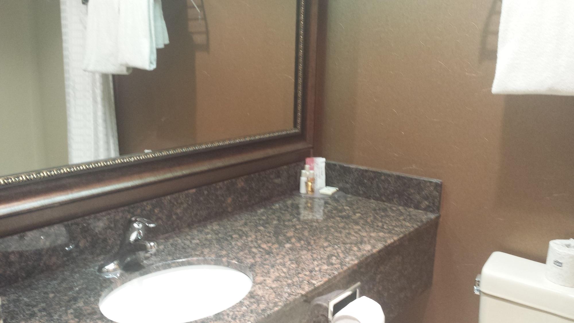 Travelodge By Wyndham Lloydminster Bagian luar foto