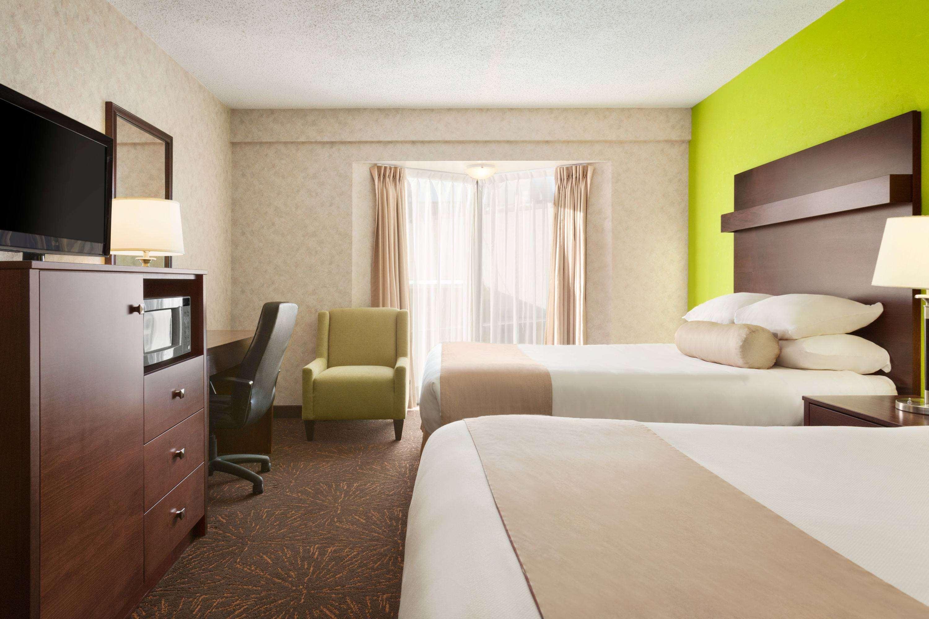 Travelodge By Wyndham Lloydminster Bagian luar foto
