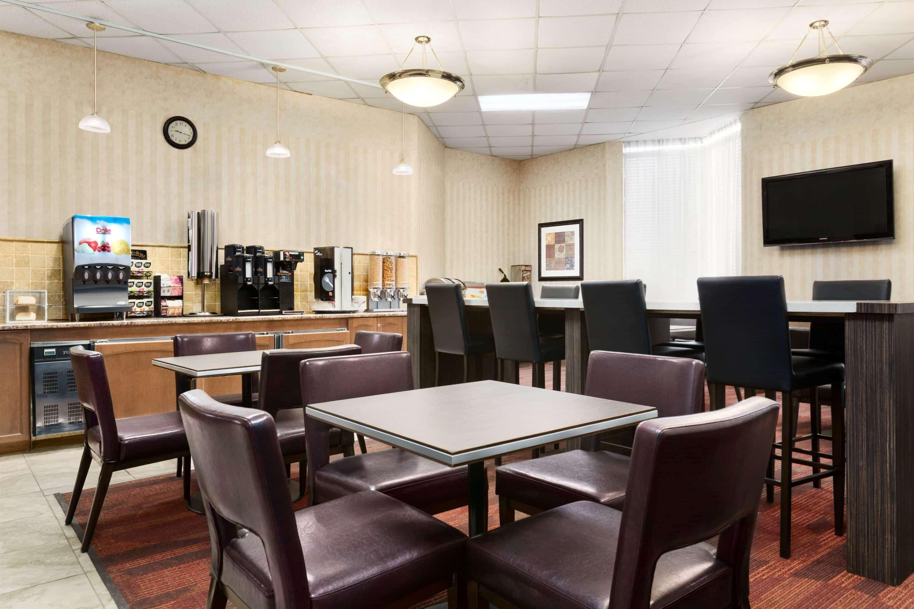 Travelodge By Wyndham Lloydminster Bagian luar foto