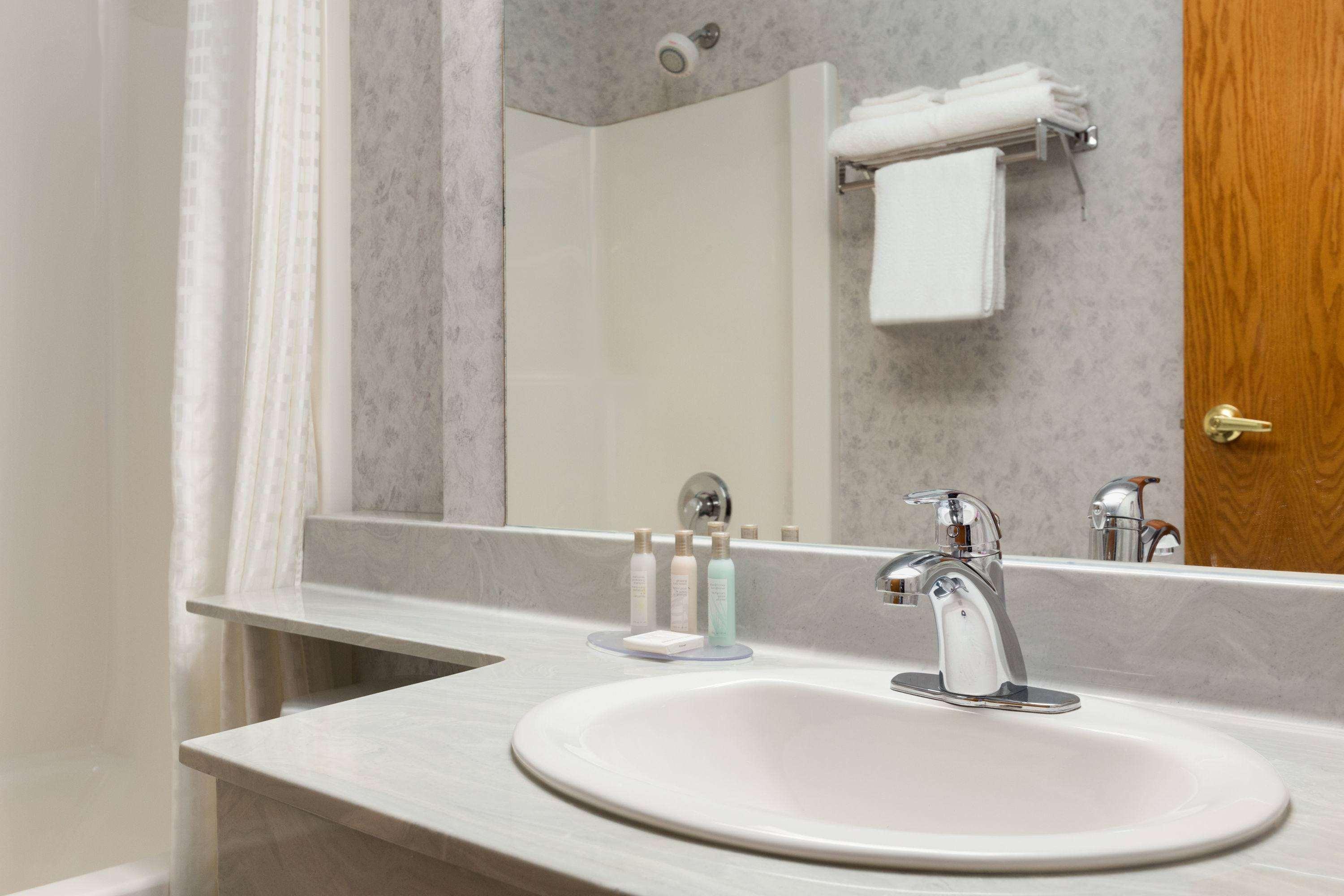 Travelodge By Wyndham Lloydminster Bagian luar foto
