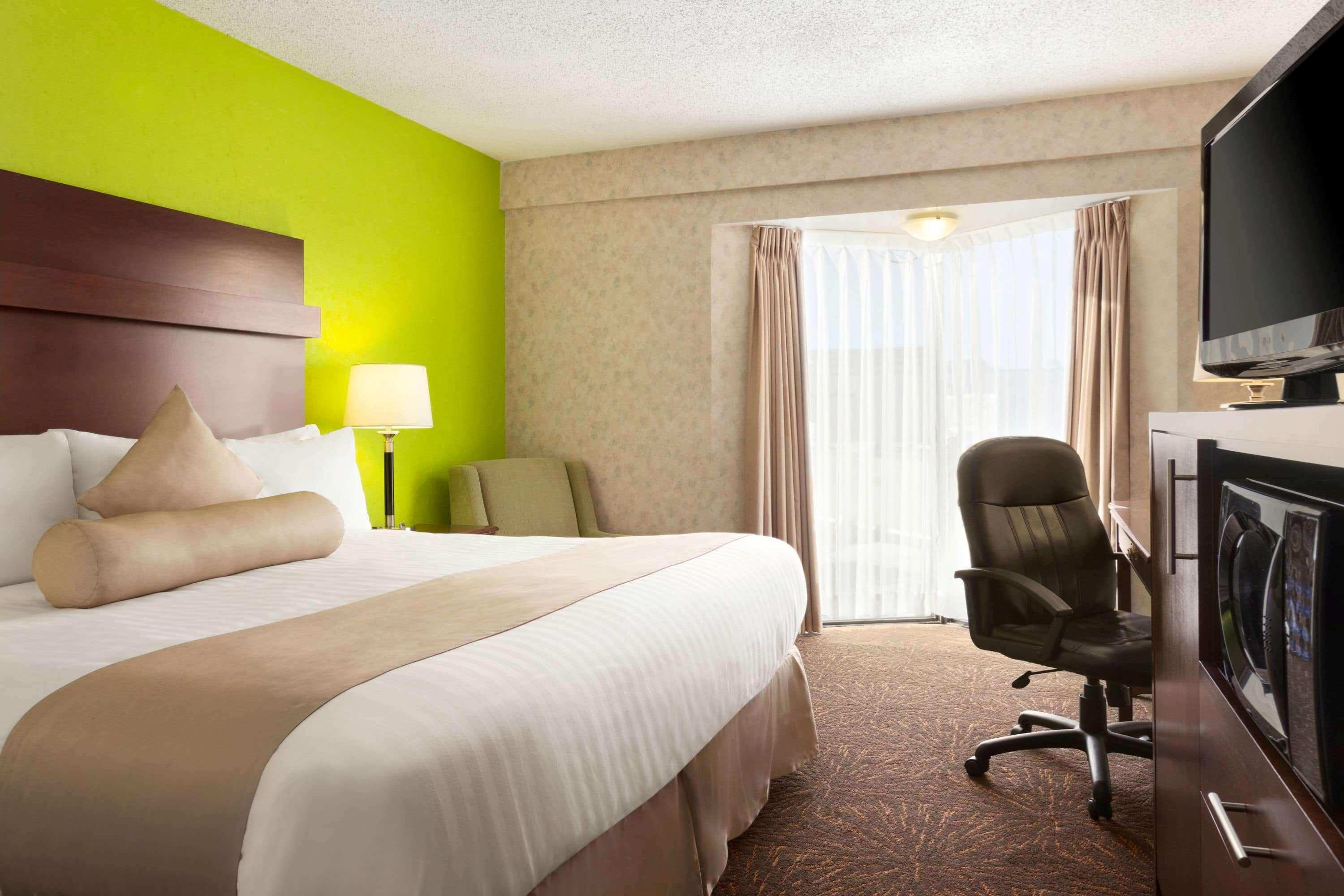 Travelodge By Wyndham Lloydminster Bagian luar foto