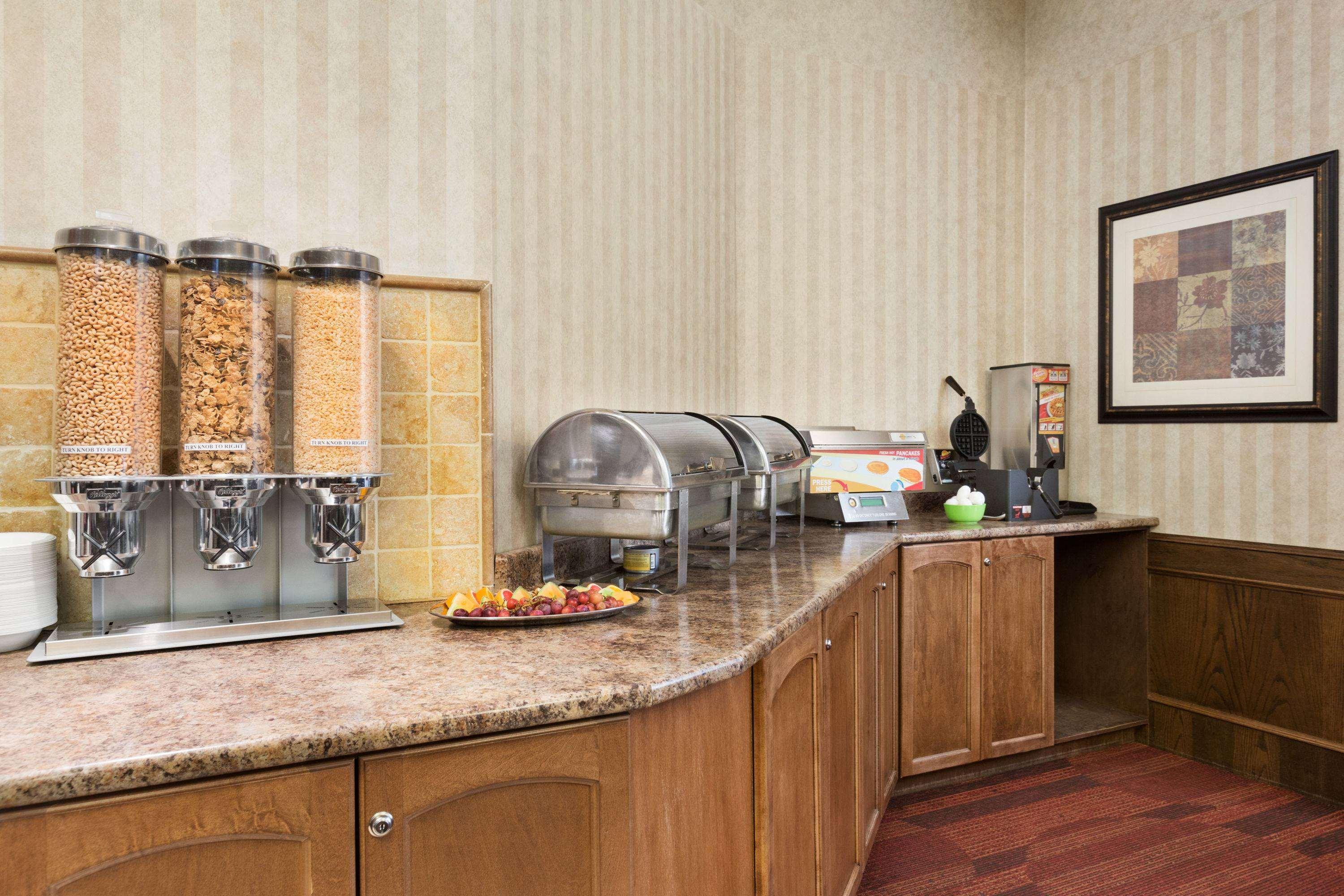 Travelodge By Wyndham Lloydminster Bagian luar foto