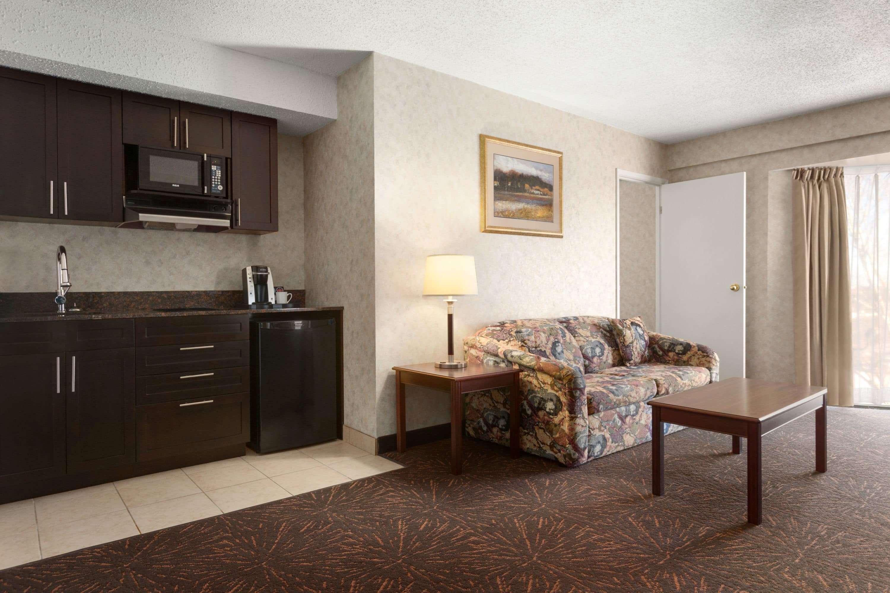 Travelodge By Wyndham Lloydminster Bagian luar foto