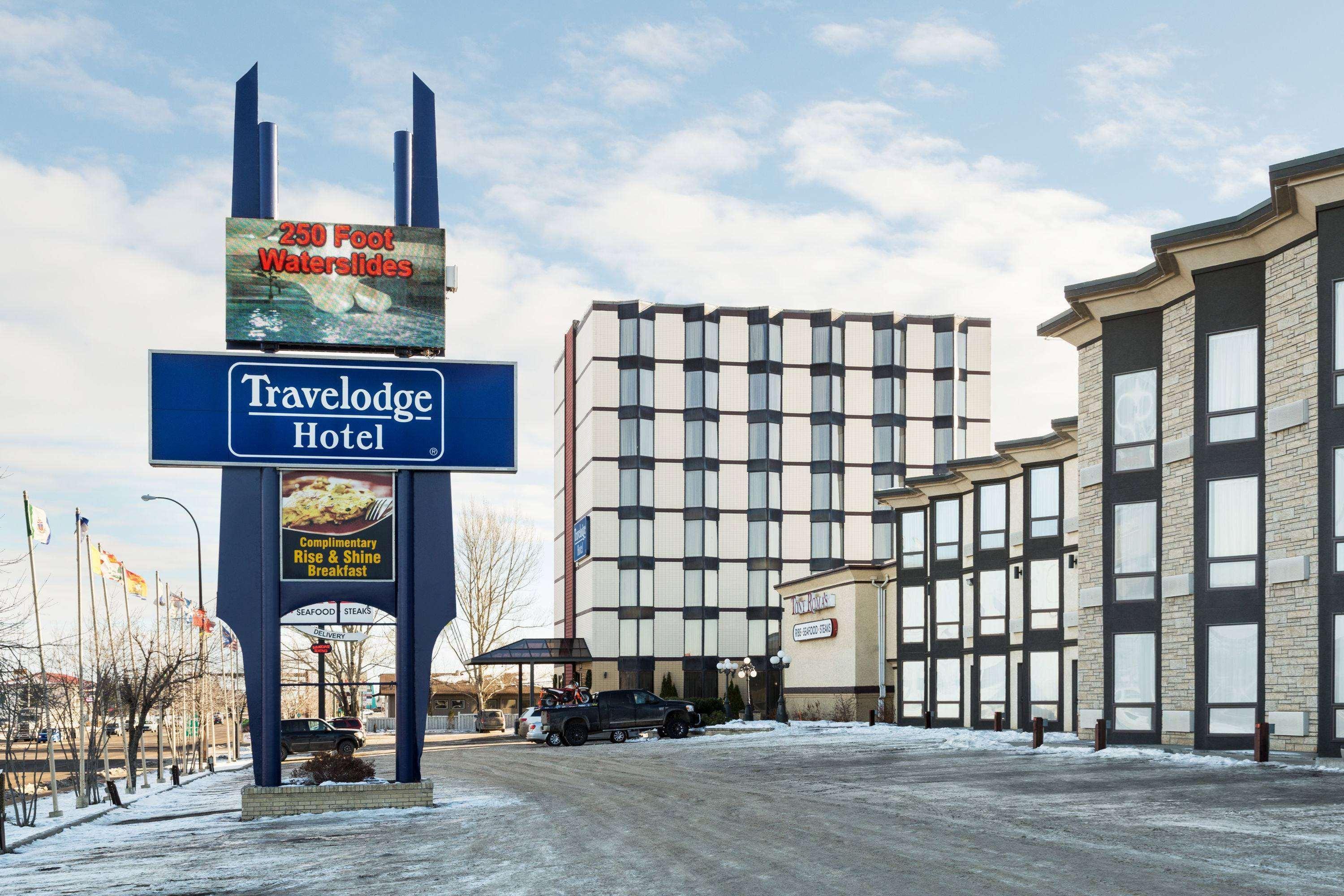 Travelodge By Wyndham Lloydminster Bagian luar foto