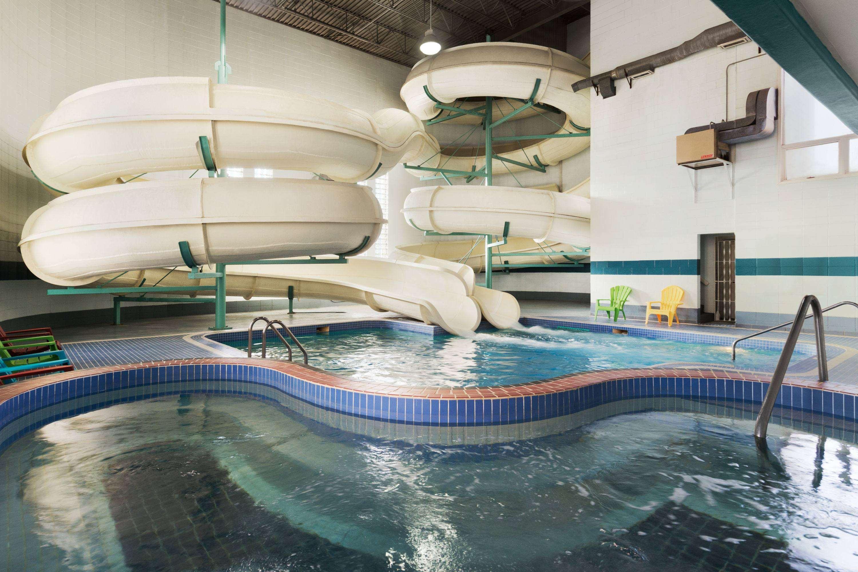Travelodge By Wyndham Lloydminster Bagian luar foto
