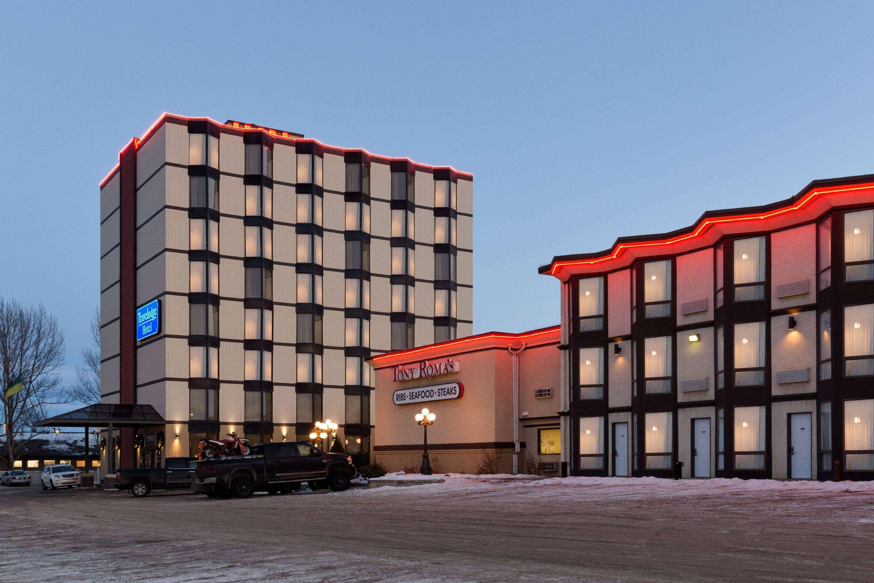 Travelodge By Wyndham Lloydminster Bagian luar foto