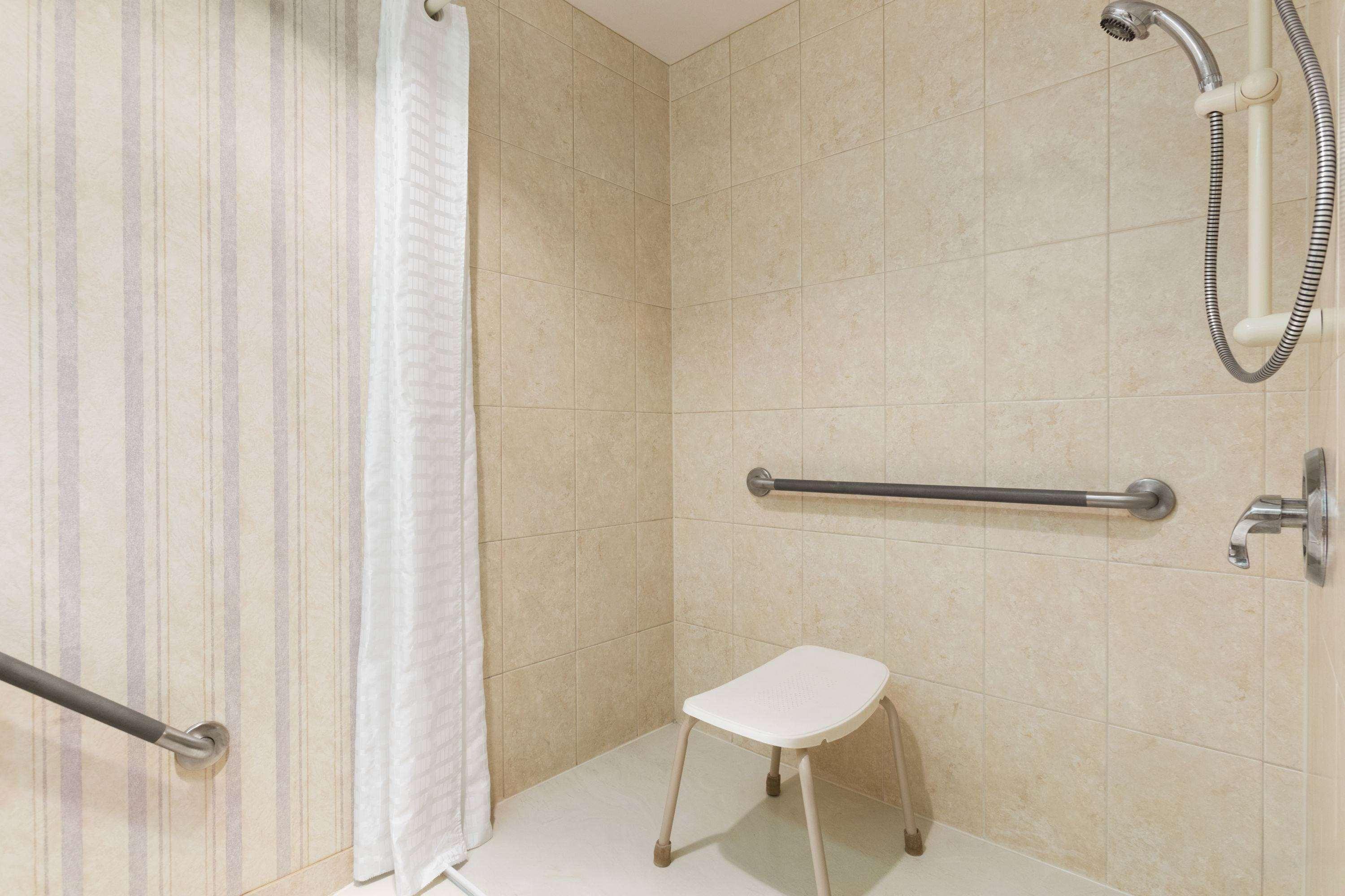 Travelodge By Wyndham Lloydminster Bagian luar foto