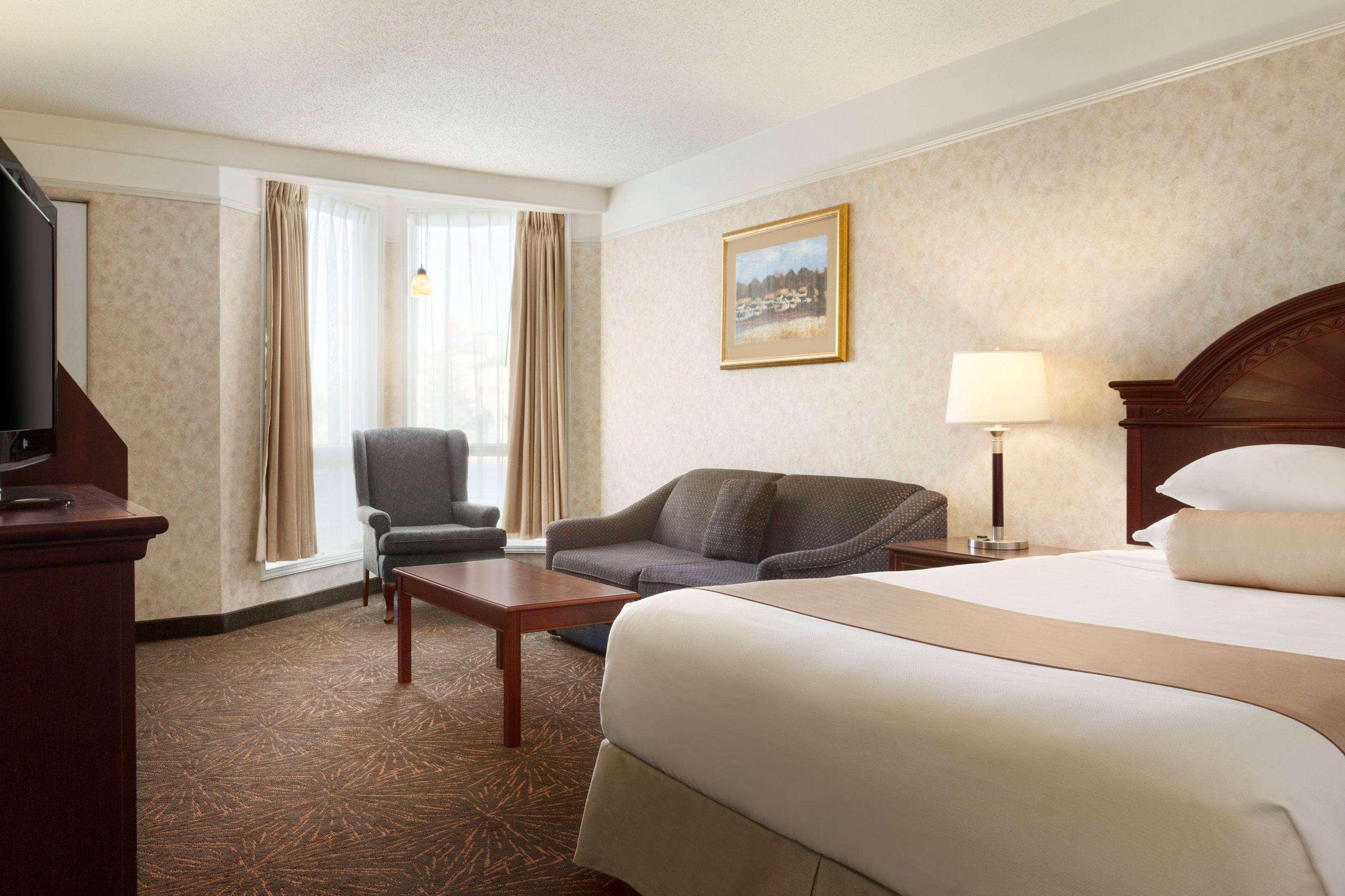 Travelodge By Wyndham Lloydminster Bagian luar foto