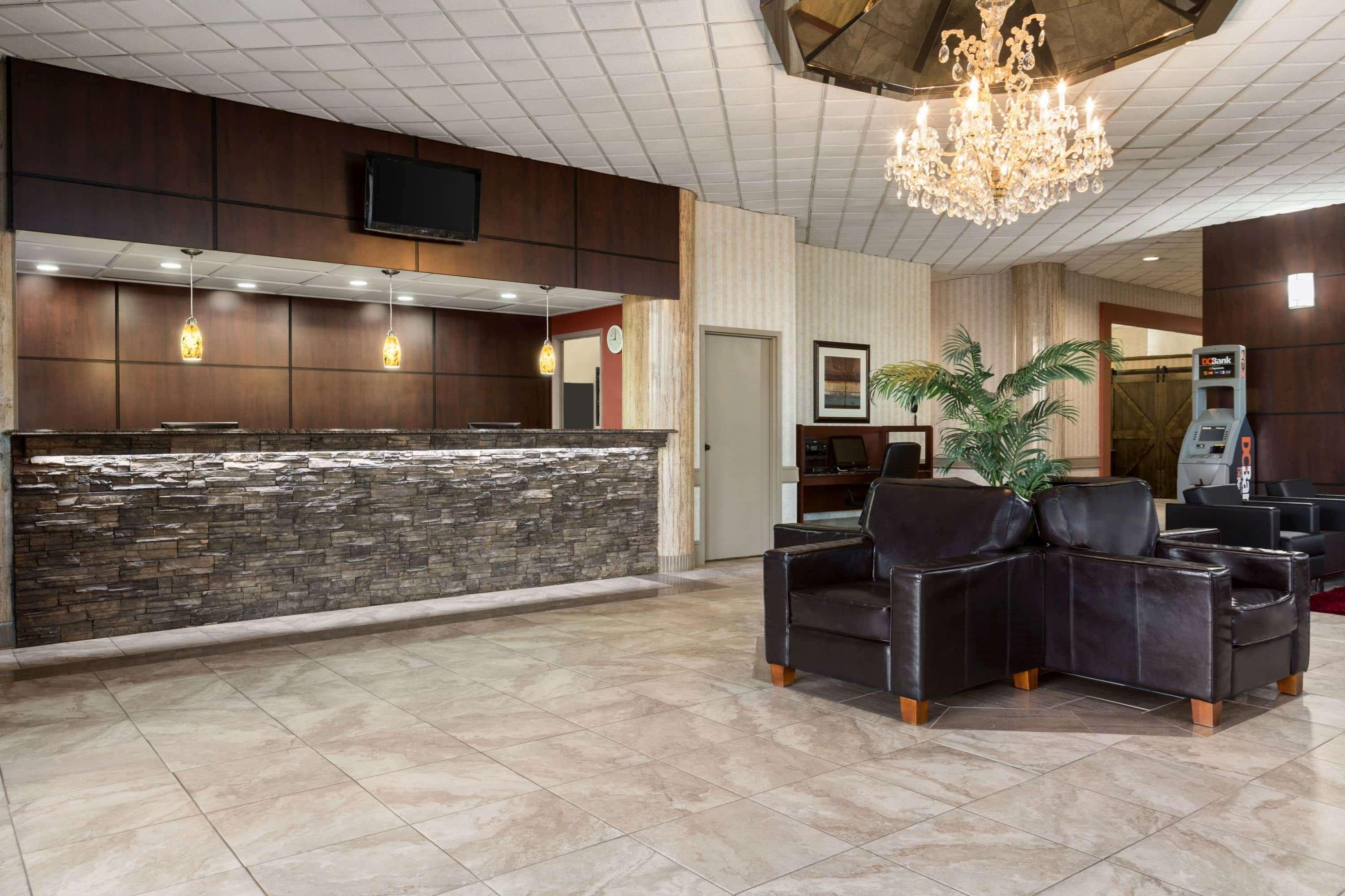 Travelodge By Wyndham Lloydminster Bagian luar foto