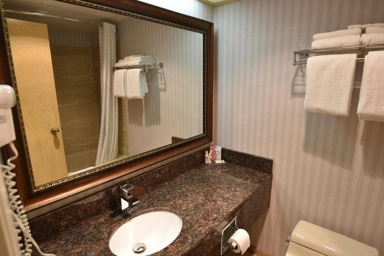 Travelodge By Wyndham Lloydminster Bagian luar foto