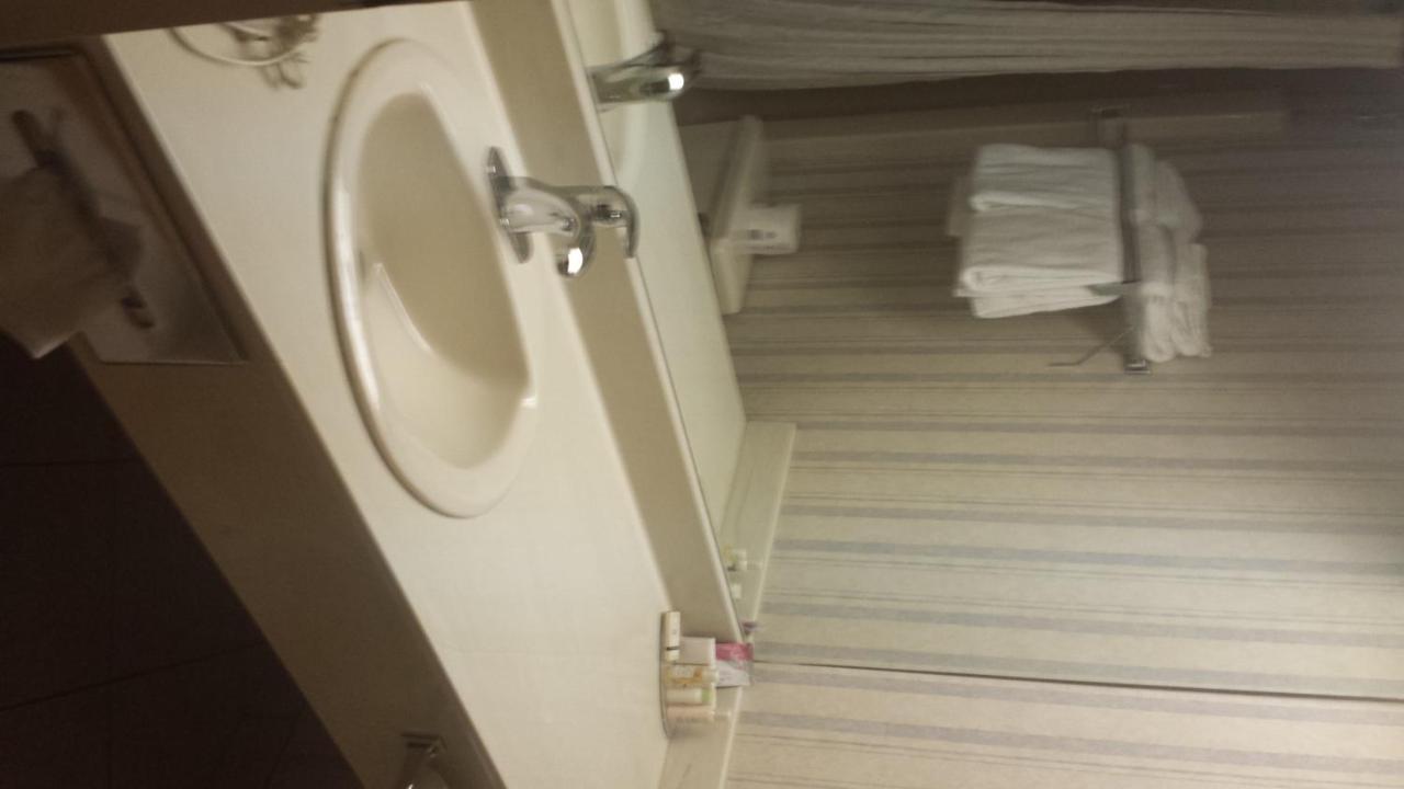 Travelodge By Wyndham Lloydminster Bagian luar foto