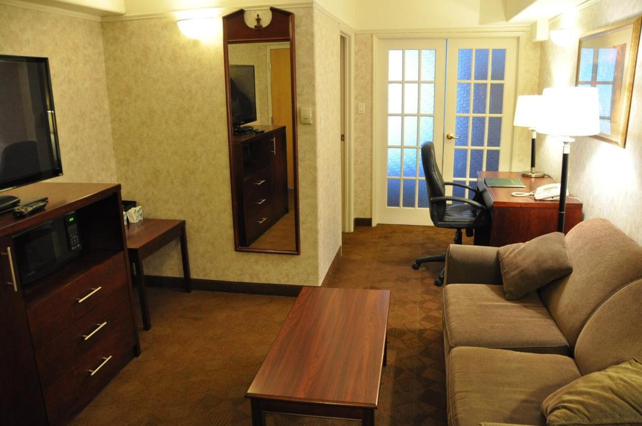 Travelodge By Wyndham Lloydminster Bagian luar foto