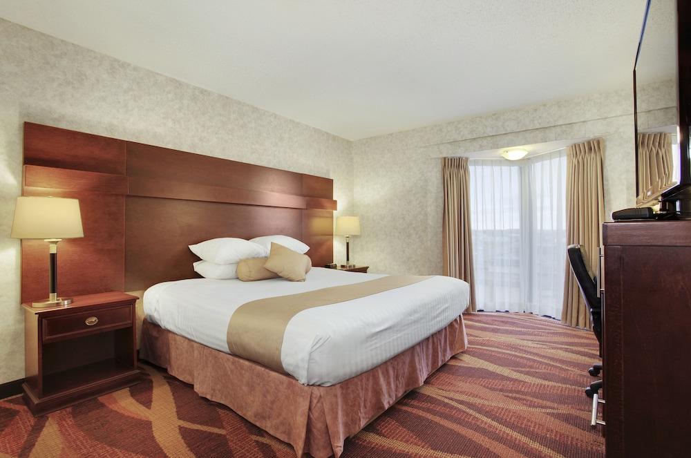 Travelodge By Wyndham Lloydminster Bagian luar foto