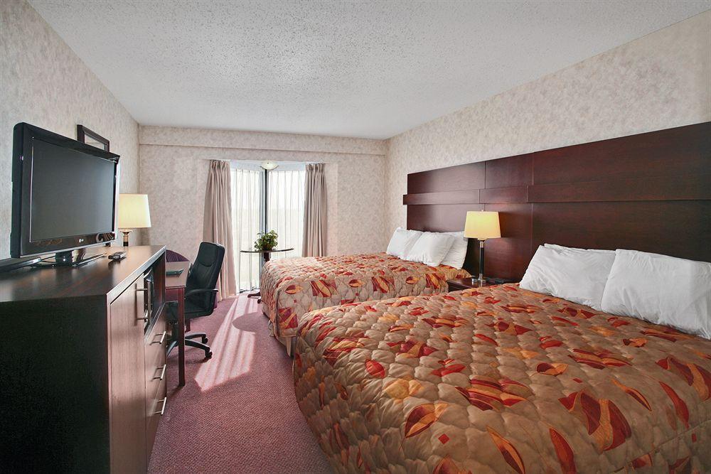 Travelodge By Wyndham Lloydminster Bagian luar foto