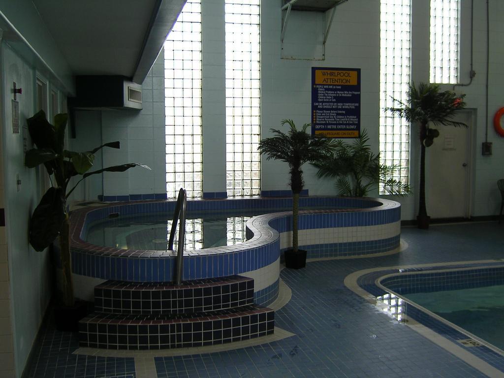Travelodge By Wyndham Lloydminster Bagian luar foto
