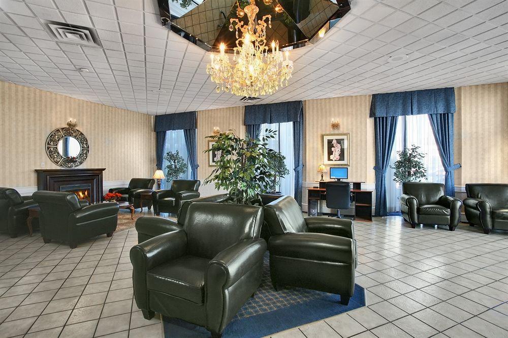 Travelodge By Wyndham Lloydminster Bagian luar foto