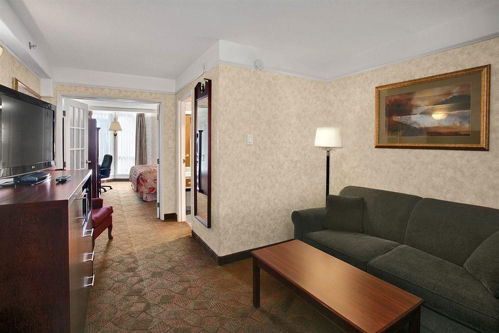 Travelodge By Wyndham Lloydminster Bagian luar foto