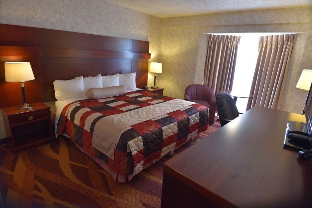 Travelodge By Wyndham Lloydminster Bagian luar foto