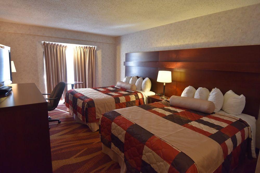 Travelodge By Wyndham Lloydminster Bagian luar foto