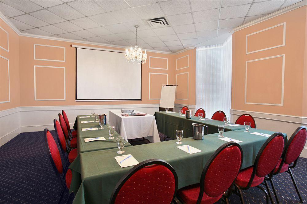 Travelodge By Wyndham Lloydminster Bagian luar foto
