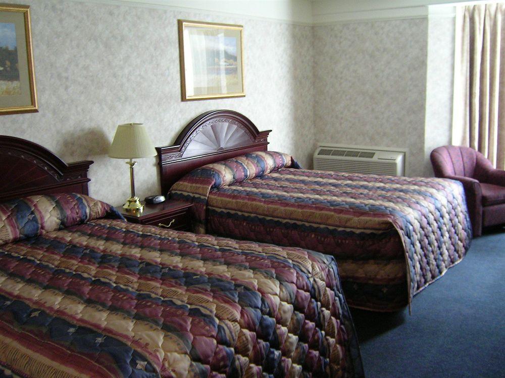 Travelodge By Wyndham Lloydminster Bagian luar foto