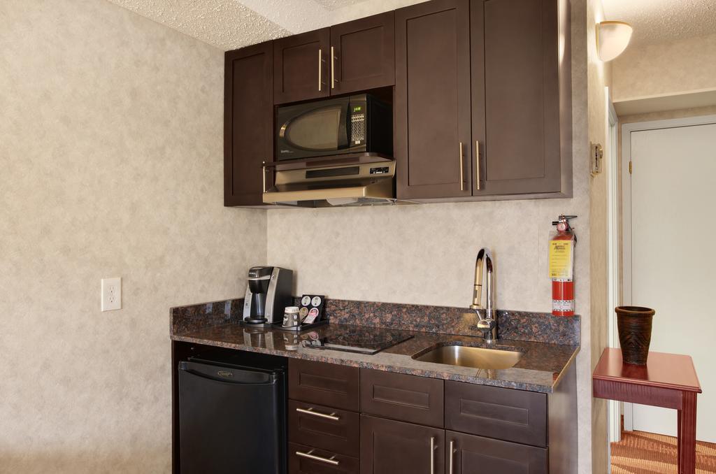 Travelodge By Wyndham Lloydminster Bagian luar foto
