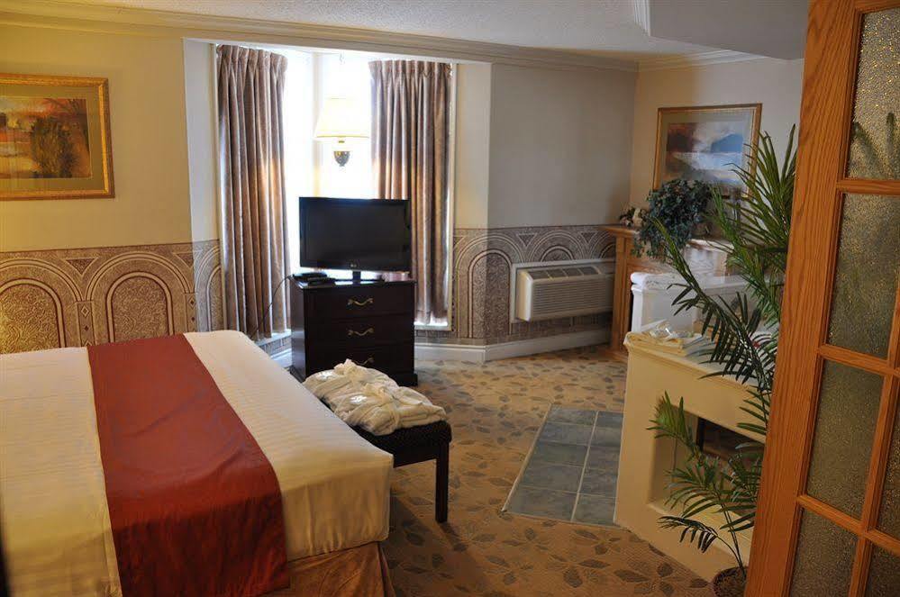 Travelodge By Wyndham Lloydminster Bagian luar foto
