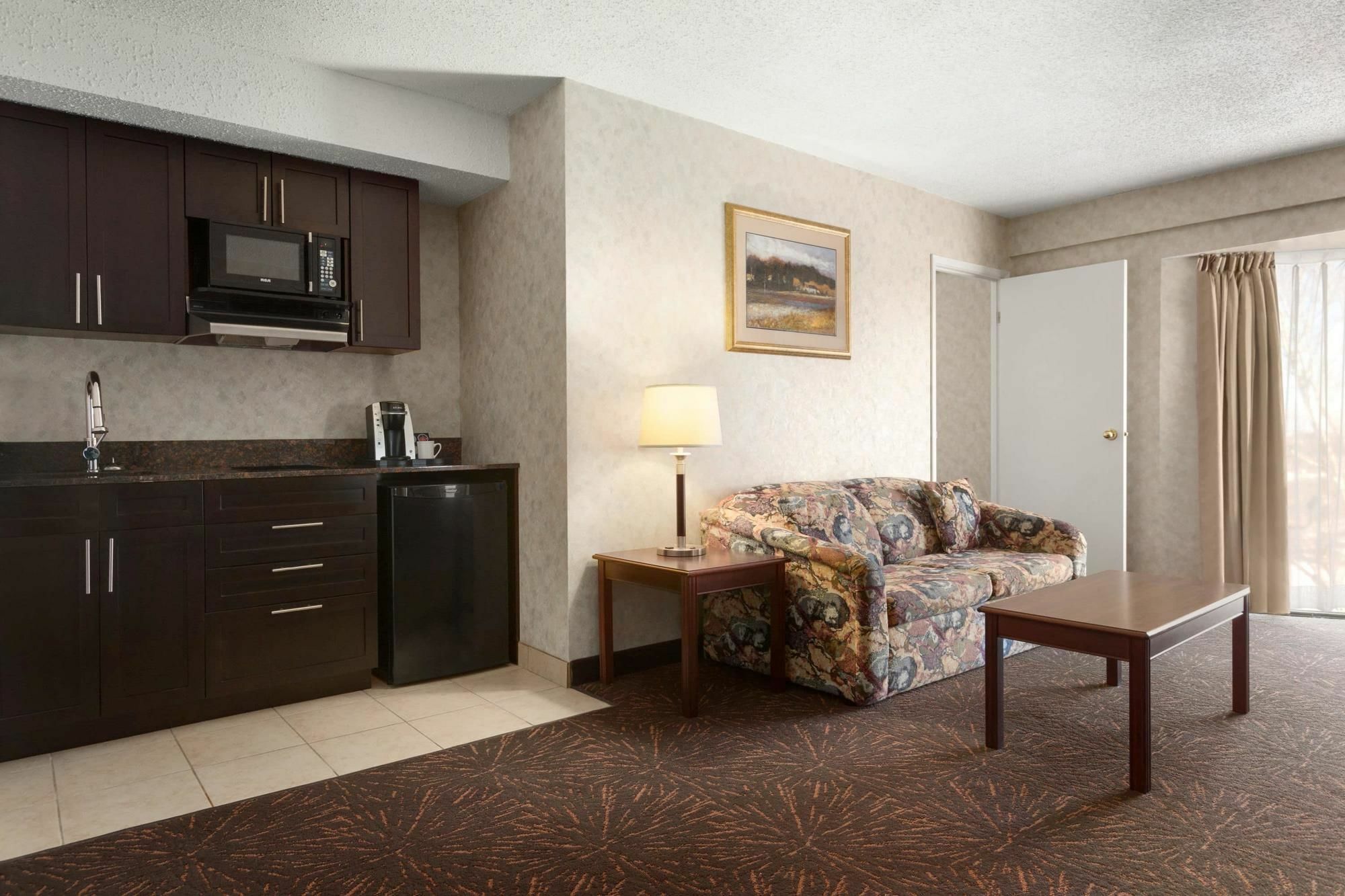 Travelodge By Wyndham Lloydminster Bagian luar foto