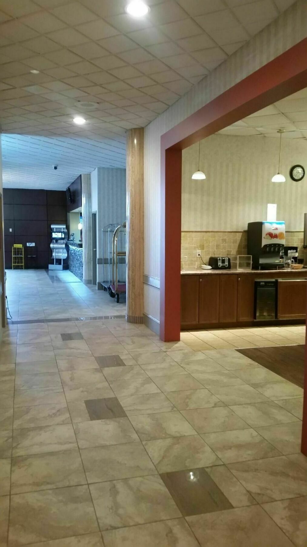 Travelodge By Wyndham Lloydminster Bagian luar foto