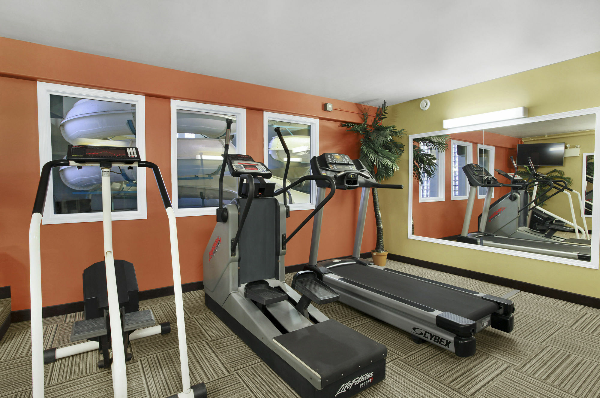 Travelodge By Wyndham Lloydminster Bagian luar foto