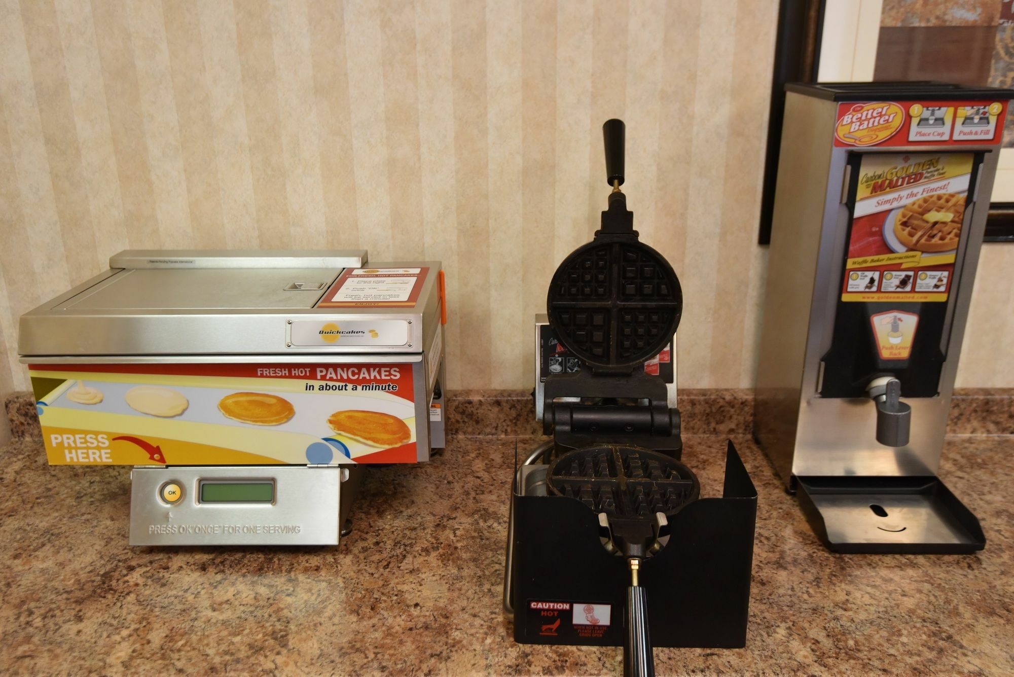 Travelodge By Wyndham Lloydminster Bagian luar foto